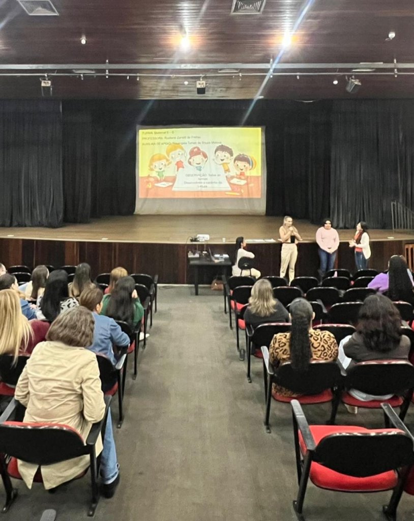 Mais de 200 profissionais da educação participam de encontro com foco na troca de experiências em Iporã