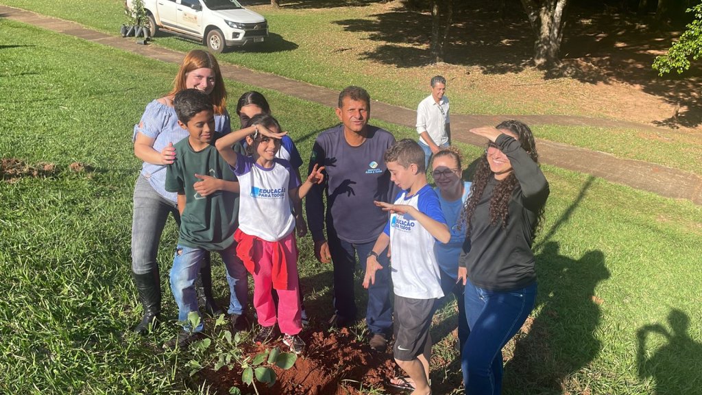 Alunos da Rede Municipal Realizam Plantio de Árvores em Ação de Recuperação Ambiental