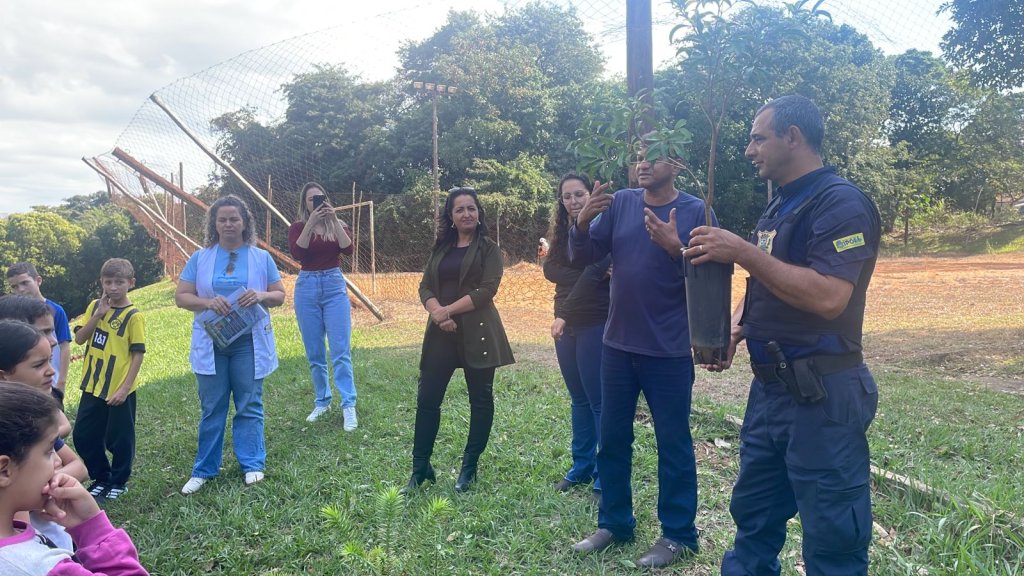 Sidney, explicando sobre a importância do Meio Ambiente