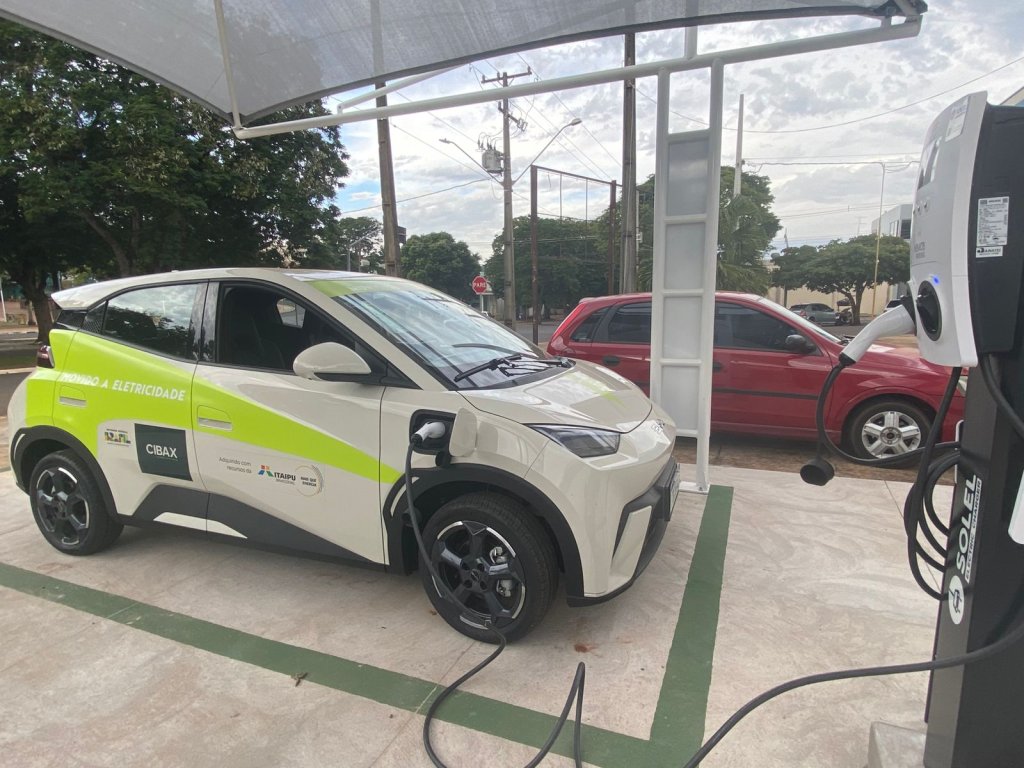 Iporã inaugura 1º ponto de recarga para veículos elétricos e apresenta carro elétrico da frota municipal