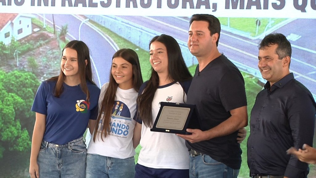 Grande presença de público na inauguração do novo viaduto em Iporã. A população acompanhou de perto esse momento importante para o desenvolvimento da cidade